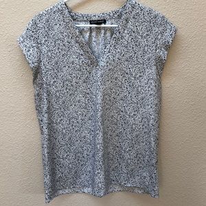 White speckled top with V-neck. Perfect for summer